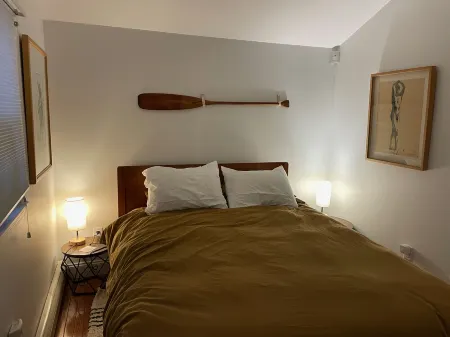 Free standing 1940s Artists Cottage East End near Commercial St. Parking! A/C! Отели рядом с достопримечательностью «Рейс Пойнт Бич»