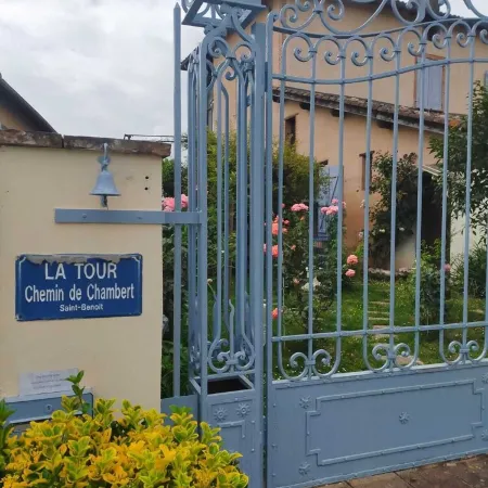 Maisonnette Ideally Located at the Foot of the Napoleon Bridge