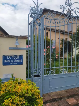 Studio ideally located at the foot of the Napoleon Bridge Отели в г. Муассак