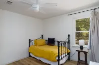 Charming 2-bedroom cottage in nice West Monroe with WiFi, AC
