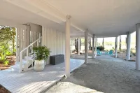 ★Luxuriously Romantic One-Of-A-Kind Treehouse w/Canoe, Fire Pit and More★ Hotel a Walton County