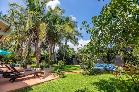 Luxurious modern home w/ private tropical backyard close to beach and downtown!