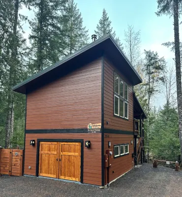 The Nest @ Pine Lodge - outdoor sauna & cold plunge tub, EV chrg, pets, AC Hotels near La Wis Wis Campground