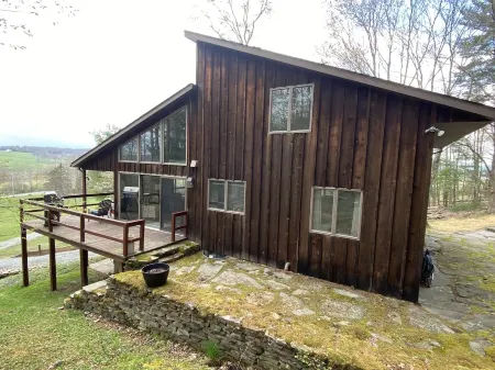 Gorgeous views -Beautiful pond - Fishing- Swimming- Privacy -Pet Friendly-Hiking