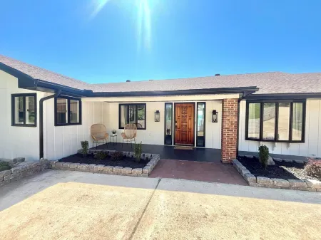 Fully remodeled lake house with gorgeous views of Bull Shoals Lake!