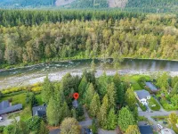 Idlyllic riverfront 2-bed cabin with hot-tub close to Stevens Pass and hiking - Chalets