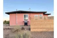 Casa Flamingo | Cozy Cabin with Views | 5 Acres 조슈아 트리 게이트웨이 주변 호텔