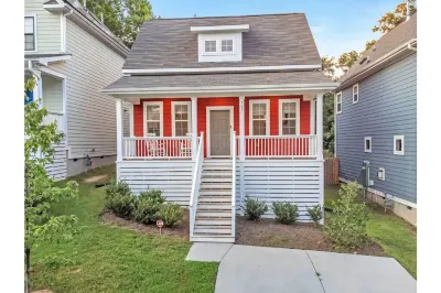 COZY SUN FILLED HOME / MODERN VILLA NEAR DOWNTOWN