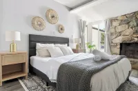 NEWLY RENOVATED! 5 mins away from Disneyland! Modern and Comfort Dream Home!