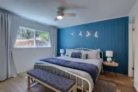 Cute Pool House near Yosemite with a Hot Tub and Game room