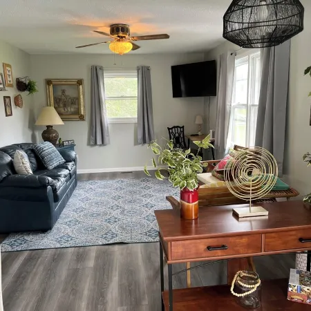 Cozy Bristol Jungalow Apartment- 2 blocks from King College - 2 bd/1 bath