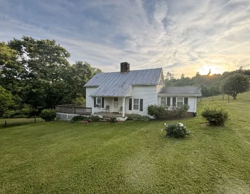 Baker's Farmhouse -Your charming & cozy get-a-way in the country with AC, WiFi!