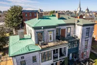 Historic Downtown Loft, Private Deck with View and outdoor Firepit Các khách sạn gần Kemper Street Station