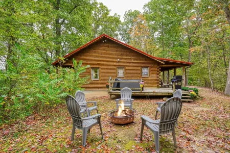 Cozy Casa Carezza Log Cabin, Logan, Ohio, Pet Friendly, Sleeps 6