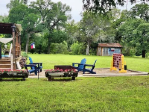 Remodeled Modern Farmhouse on acreage near ALL area attractions!!!