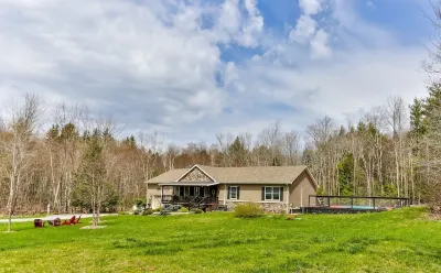 Modern Mountain Oasis with Hot tub, Heated Pool, Games,  Close to Ski/Mountains