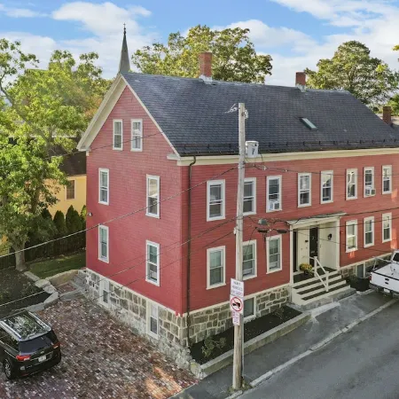 Unit1 Beautiful PRIVATE LARGE 3 bedroom/2 bath townhome. Close to ALL HISTORIC Отели рядом с достопримечательностью «Музей Пибоди в Эссексе»