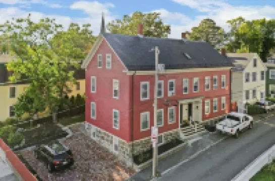 Unit1 Beautiful PRIVATE LARGE 3 bedroom/2 bath townhome. Close to ALL HISTORIC