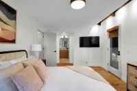 Luxury 4-bedroom house with Spa, Pool Table, and Amazing views! Close to Campus!