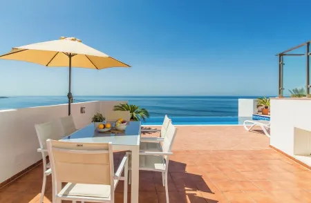 Villa Delfín Blanca with fantastic views and private pool Отели рядом с достопримечательностью «Playa Salobreña»