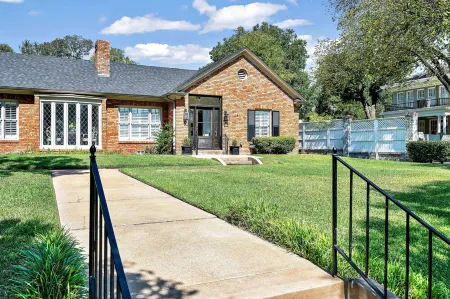 On Austin Ave!!! Completely remodeled and close to Magnolia, Downtown & Baylor.