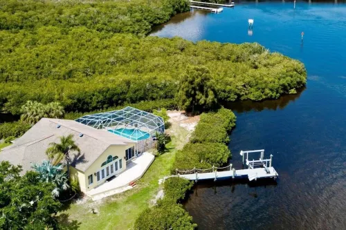 SLEEPS 10, HTD POOL, WATERFRONT, PRIVATE DOCK