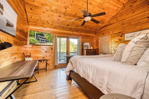 Riverfront - Hot Tub - kayaks - fire pits - 4 king beds - awesome views-wildlife