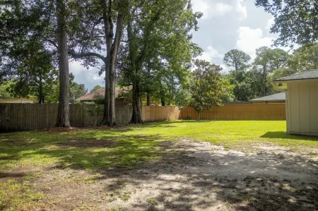 Beachy Breeze - w/Golf Cart! Only 1 Mile to Beach - 3 Bed 2 Bath Near Downtown