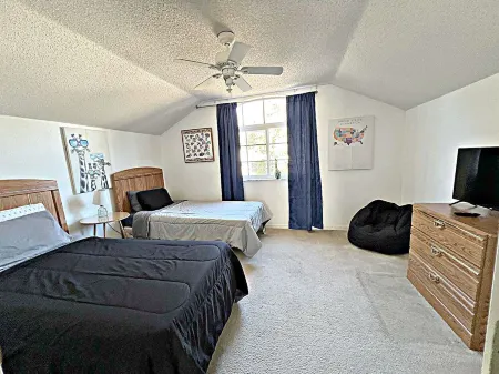 New! 4-bedroom/Pool/Jacuzzi/ PGA Top Golf Course