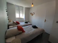 House with XXS swimming pool, in the heart of town, 900 m from the beach