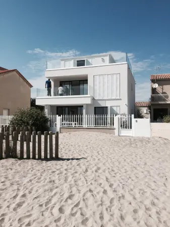 Superb new apartment "feet in the water" exceptional view on the beach Отели в г. Могио