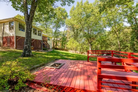 The Back 40 Getaway! Backs to Trail! Minutes from Blowing Springs & Gear Garden!