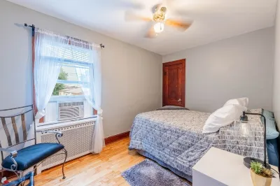 10 Minutes  from Midway Airport  Cozy Cottage Home