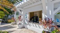 Bright & Breezy Top Floor Ocean View Condo w/ Double Balcony