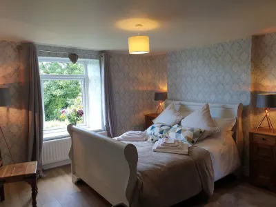 Home away from home, 3 bed cottage with hot tub and pool table West Park Hospital附近的飯店