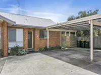 Charming Riverside Unit in Paradise FREE Wi-Fi