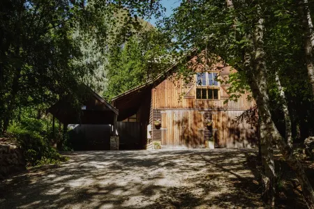 A bespoke romantic retreat in the heart of the high country, breakfast included.