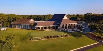 Sunshine Oaks - 1st Floor Condo w/ Pool: Golf, Swim & Casino nearby! Hotel dekat THE RED ZONE