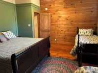 Comfy rustic cabin 1/2 mile from Lake Texoma is ready and fully stocked for 8+!