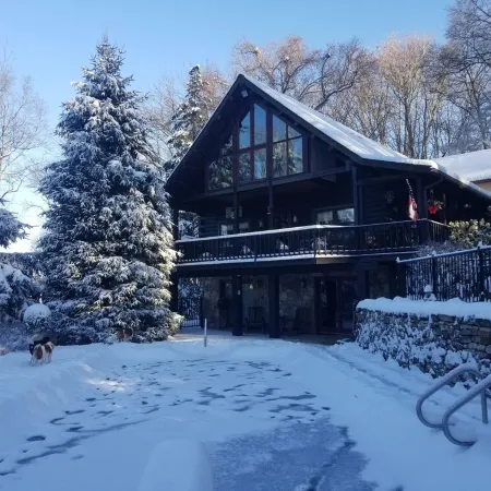 Harmony Lodge nestled in wooded tranquility!