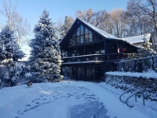 Harmony Lodge nestled in wooded tranquility!