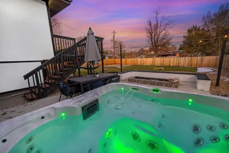 Denver Hot Tub, Fire Pit, Large Dining, & Big Backyard.