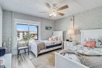 Coral Haven - Gulf Front Condo with beach views and boardwalk to beach Các khách sạn gần Deep Sea Headquarters