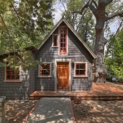 Fairytale Themed Secluded Cabin- Pets ok, King Bed, Fast Wi-Fi!