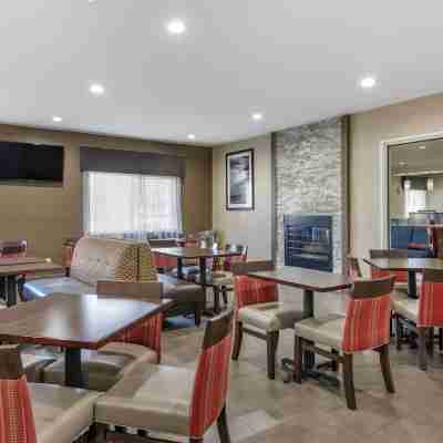 Comfort Suites Terre Haute University Area Dining/Meeting Rooms