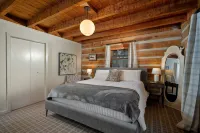 HOT TUB:: KING COMFY BEDS :: Convenient location to Downtown, Campus, West Knox