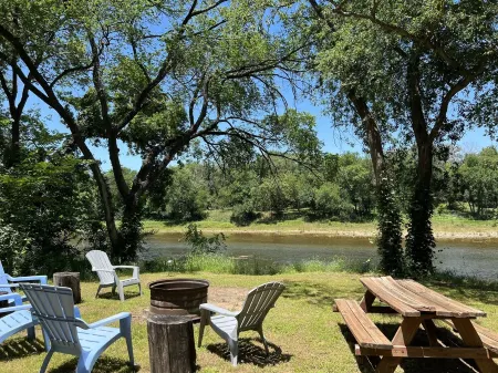 Perfect Getaway On The River Yet Minutes Drive To Magnolia And Waco Attractions