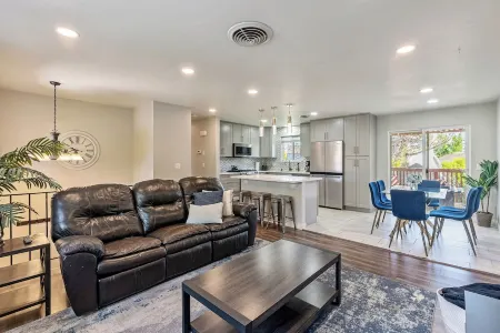 Spacious 4 Bedroom/2 Bath home/WiFi/Garage Parking/Backyard/Beautiful Kitchen