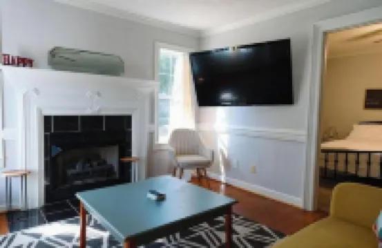 Cozy Midtown Mobile Home; Fireplace & Pet-Friendly