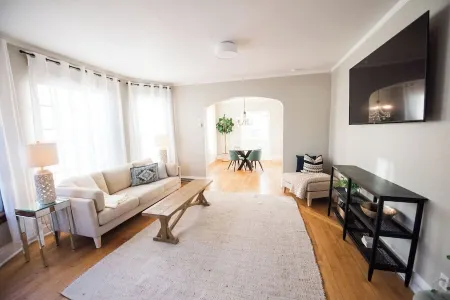 The Stallis Palace: Large 3BR House